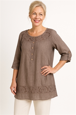 Pæn tunika fra Christy med blonde kant